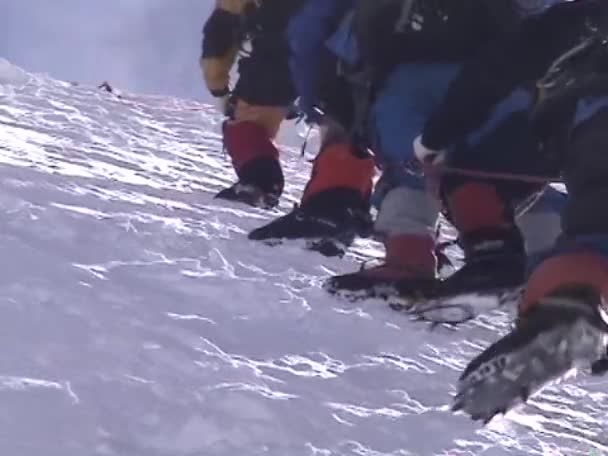 Horolezci vystoupat ledový svah — Stock video