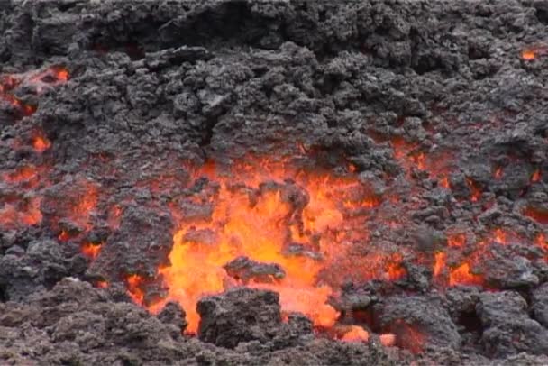 Lava fluye de un volcán — Vídeos de Stock