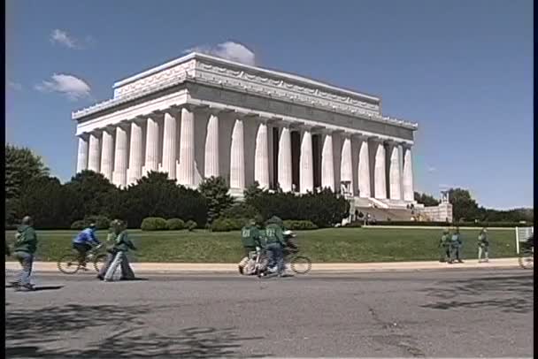 Люди ходят рядом с мемориалом Линкольна — стоковое видео