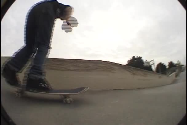 Planche à roulettes dans le skate park — Video