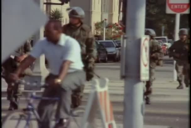 Garde nationale patrouille rue — Video