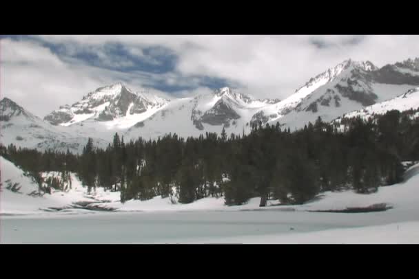 Gunung naik di belakang danau beku — Stok Video