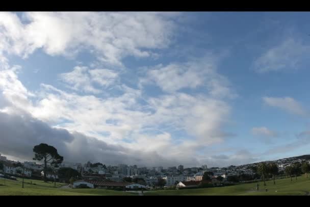 Blauwe hemel en wolken over stad — Stockvideo