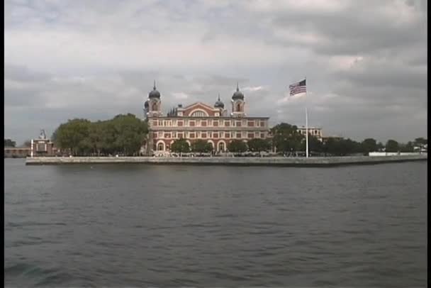 Americká vlajka na Ellis Island — Stock video