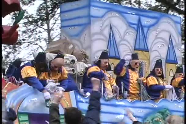 Kostümierte Figuren auf einem Festwagen — Stockvideo