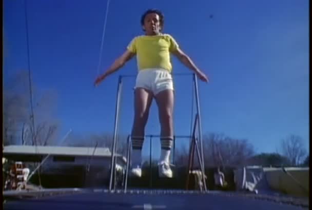 Людина стрибки на батуті — стокове відео