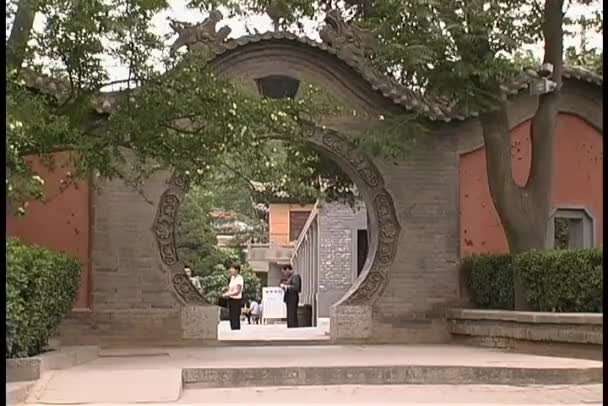 Puerta redonda adorna la entrada a un patio — Vídeos de Stock