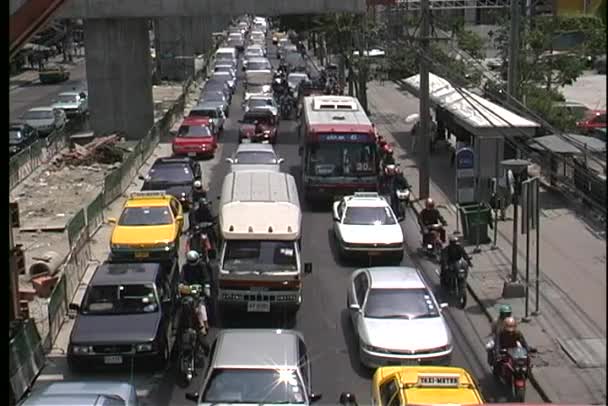 Verkeer op een drukke straat in Bangkok autobezit — Stockvideo