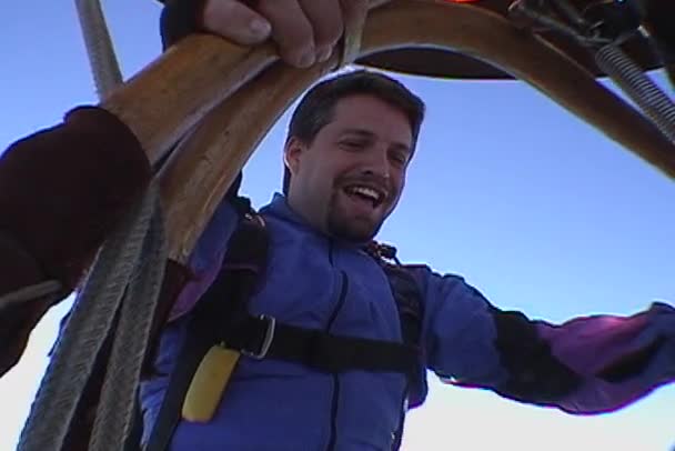 Skydiver springt uit luchtballon — Stockvideo
