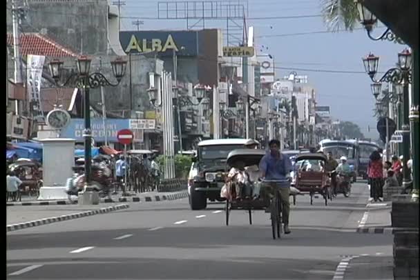 Pessoas e veículos viajando em uma rua movimentada — Vídeo de Stock