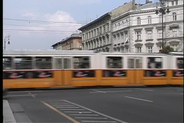 Straßenbahnen fahren an alten Gebäuden vorbei — Stockvideo