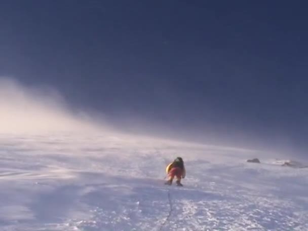 Альпініст піднімається схилах Mt. Еверест — стокове відео