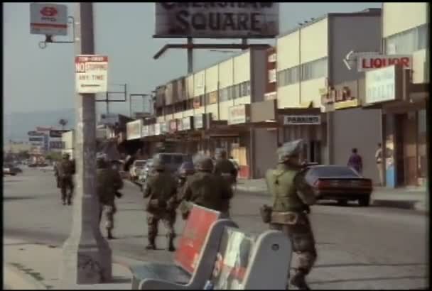 National Guard trupper på gatan — Stockvideo