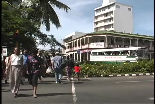 Voetgangers lopen in de buurt van hoge gebouwen — Stockvideo