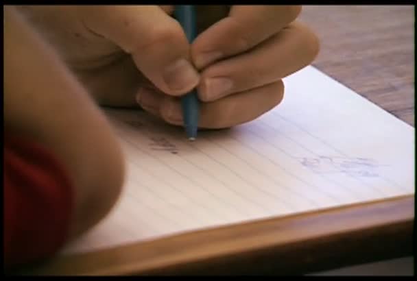 Caligrafía del estudiante en una hoja de papel — Vídeo de stock