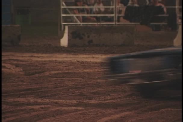 Cars race around the dirt track — Stock Video