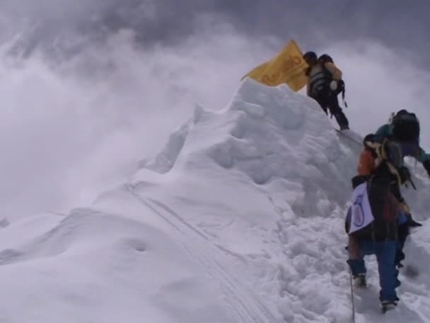 Bergsteiger auf dem Gipfel eines Himalaya — Stockvideo