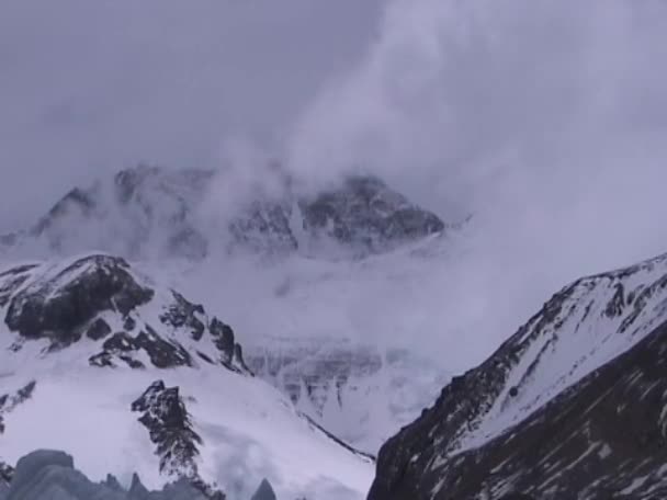 Molnen rör sig över North Face av Mt. Everest — Stockvideo