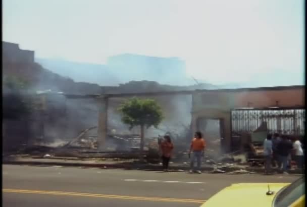Gente cerca de edificios quemados — Vídeo de stock