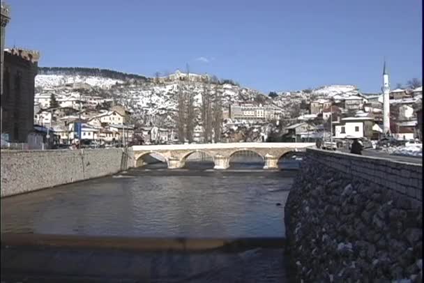 Ponte e canal atravessam a Bósnia — Vídeo de Stock