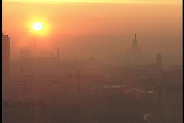 Słoneczny promieniuje przez smog — Wideo stockowe