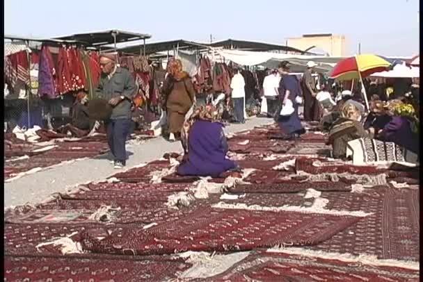 Красиві килими на Товкучка базар — стокове відео
