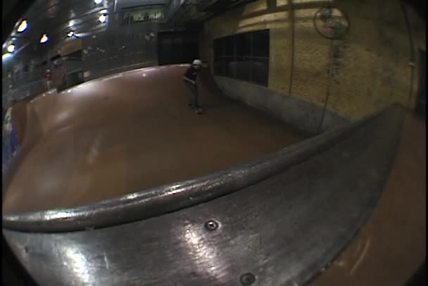 Boy skateboards en un medio tubo — Vídeos de Stock