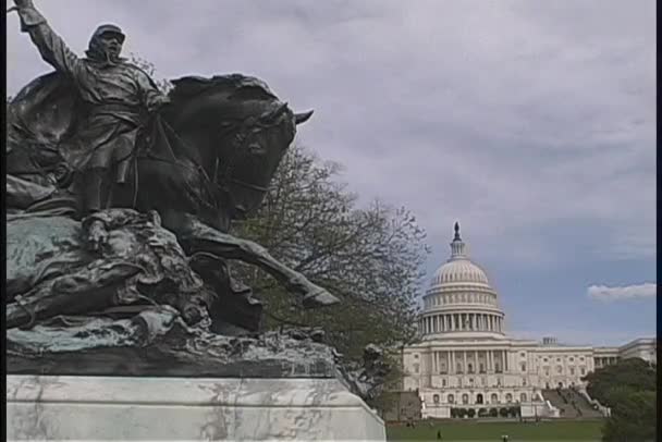 Estátua de carga de calvário — Vídeo de Stock