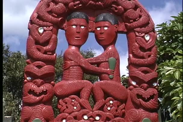 Escultura maori brilhantemente pintado — Vídeo de Stock