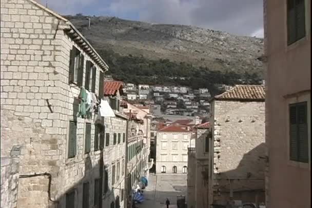 Enge Gassen und Gebäude in Dubrovnik — Stockvideo