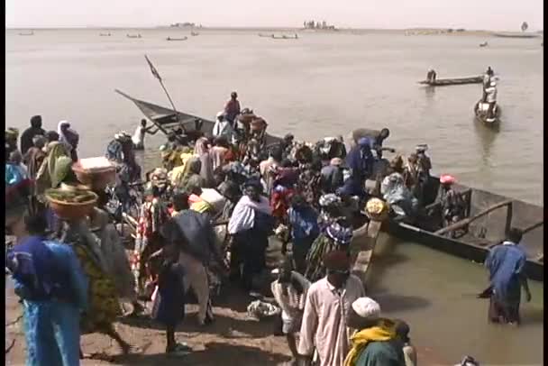 Pasajeros que salen de un largo ferry — Vídeos de Stock