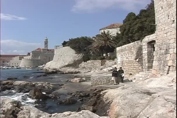 Cliffs and stone walls surrounding Dubrovnik — Stock Video