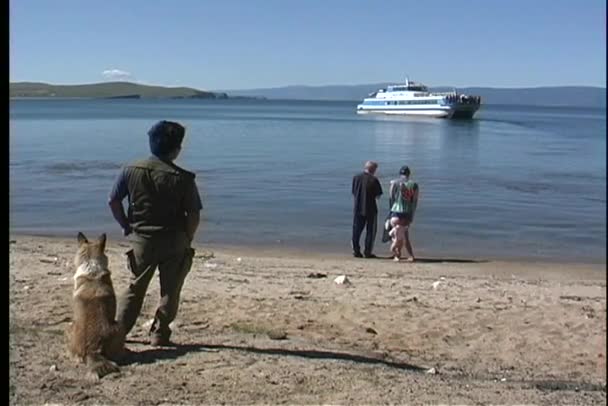 Los aldeanos esperan el ferry — Vídeos de Stock