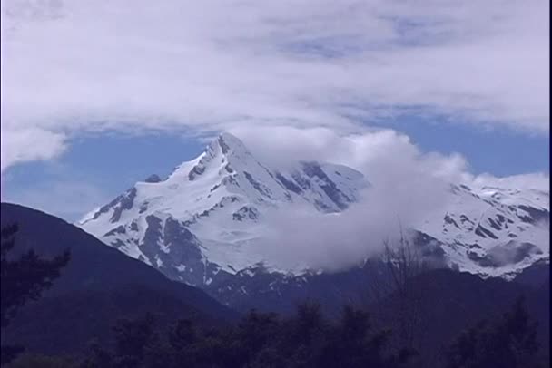 Wolken s bergtop verbergen — Stockvideo