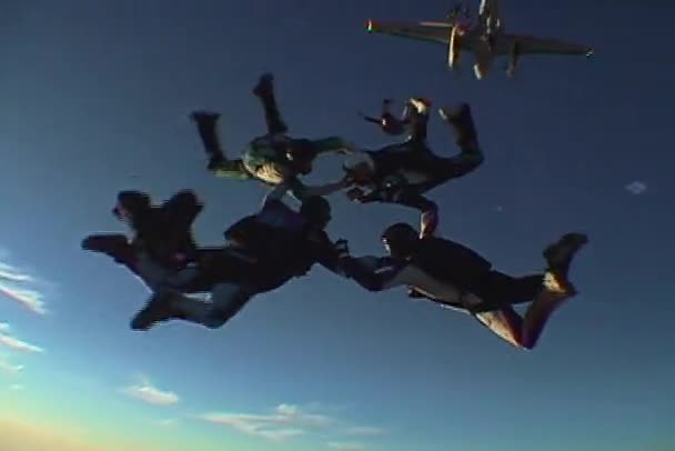 Parachutisten verzamelt figuur in vrije val — Stockvideo