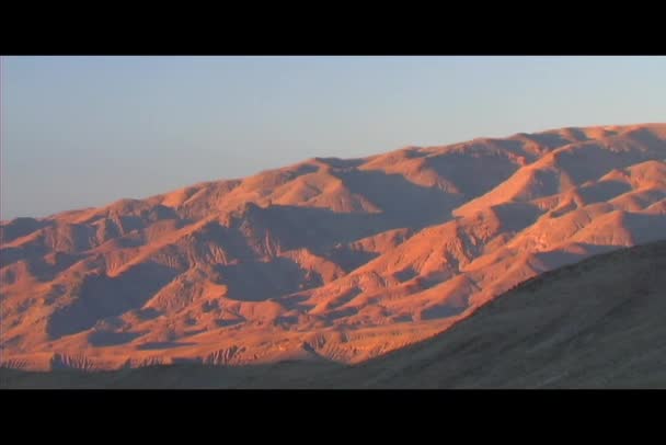 La lumière dorée brille sur la dune — Video