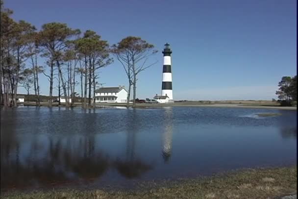 Cape Hatteras reflect the historical lighthouse — Stock Video