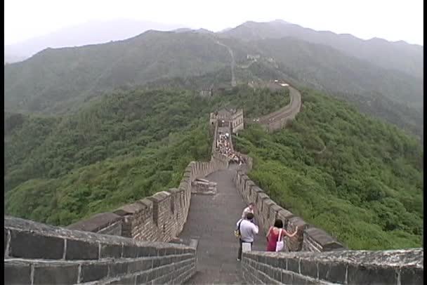 Turistas caminham no topo da Grande Muralha — Vídeo de Stock