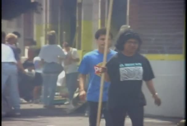 La gente trabaja para limpiar la calle — Vídeo de stock