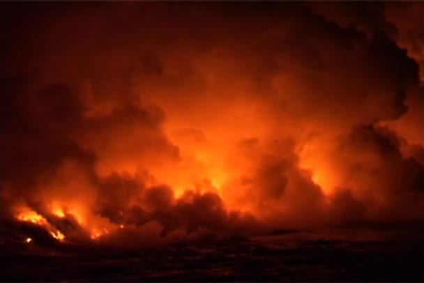 Stoom billow als lava in de Oceaan uitmondt — Stockvideo