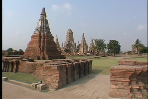 観光客が訪れるアユタヤの寺院 — ストック動画