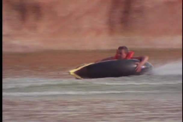 Les gens nagent à travers l'eau — Video