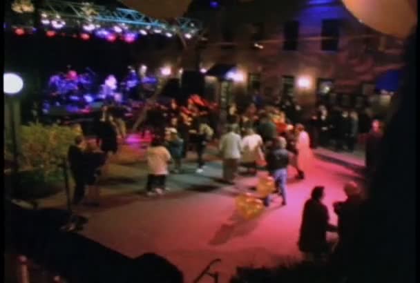 La gente balla in una discoteca all'aperto — Video Stock