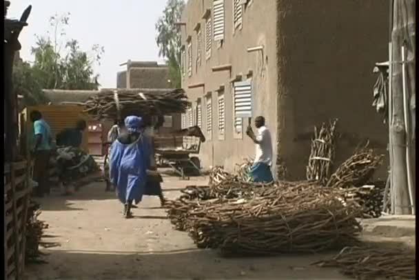 Vendors and shoppers prepare  for market day — Stock Video