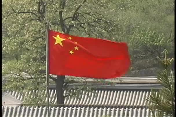 Çin bayrağı rooftops üzerinde uçar — Stok video