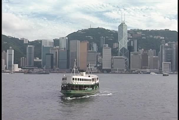 Ferry barco cruza un puerto — Vídeos de Stock