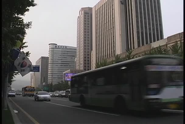 Trafikerad gata i centrala Seoul — Stockvideo