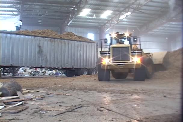 Loader moves piles of recyclable materials — Stock Video