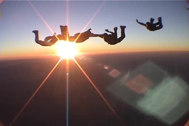 Skydivers recolhe figura em queda livre — Vídeo de Stock