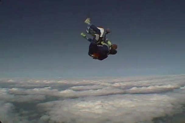 Vrouw skydives met instructeur — Stockvideo